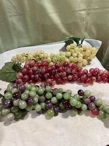 lot 5229 image: 3) groups of grapes