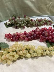 lot 5231 image: 3) groups of grapes