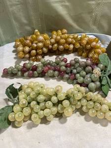 lot 5232 image: 3) groups of grapes