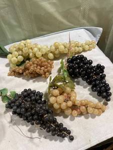 lot 5233 image: 5) groups of grapes