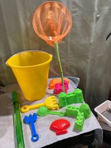 lot 5238 image: Large bucket of toys for the sand or the dirt and bubbles