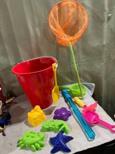 lot 5239 image: Large bucket with toys to play in the sand or the dirt and bubbles