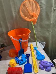 lot 5240 image: Large bucket with toys and bubbles play in the sand or the dirt