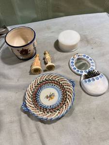 lot 5251 image: Assortment of knickknacks