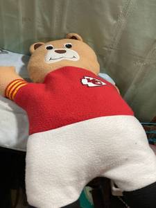 lot 5257 image: 31�� KC bear pillow