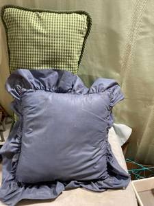 lot 5262 image: 21�� green, oblong pillow, & 12�� square, blue pillow
