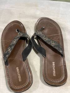 lot 5280 image: Maurice flip-flops size 9