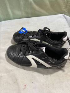 lot 5285 image: NEW Starter soccer shoes size 5