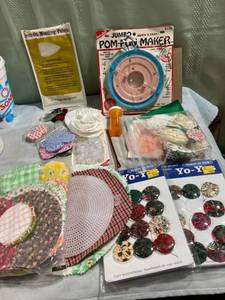 lot 5306 image: Pom-pom maker, and miscellaneous Crafte items