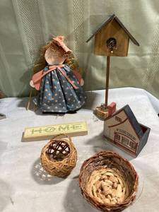 lot 5312 image: Flat of miscellaneous would knickknacks