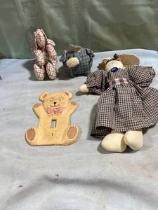 lot 5313 image: 3) Cloth animals, get dog pig and a teddy bear switch plate
