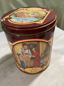 lot 5322 image: Nestl���s toll house morsels Tin. 1989.
