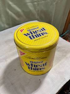 lot 5323 image: 6�� x 6�� Nabisco original weekend snack, cracker tin 1987