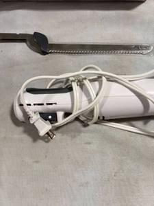 lot 7647 image: Black and decker, comfort grip electric knife complete works