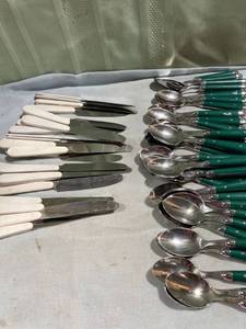 lot 7652 image: 32) green handled spoons. 23 white handled knives.