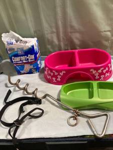 lot 7653 image: Miscellaneous pet supplies