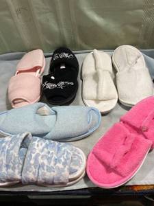 lot 7669 image: 7) pair of slippers, size 6 12