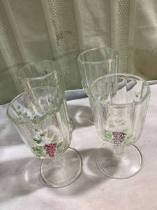 lot 7686 image: 4) 6�� grape goblets, 2 red 2black