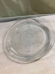 lot 7688 image: 9�� decorative glass pie plate