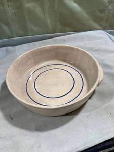 lot 7700 image: Play pen pottery made in the USA 9 12 inch opening