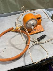 lot 7709 image: Electric air pump plugs into a cigarette lighter untested
