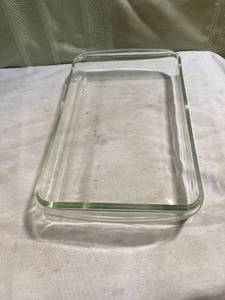 lot 7719 image: To court Pyrex baking dish