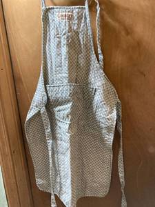 lot 7720 image: kitchen apron, Country on label
