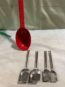 lot 7724 image: Red scoop metal measuring spoons