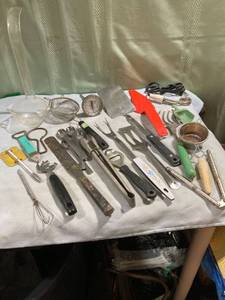 lot 7725 image: Flat of miscellaneous kitchen tools