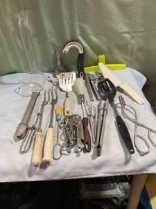 lot 7726 image: flat of miscellaneous kitchen tools