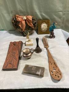 lot 7752 image: Assortment of odds and ends