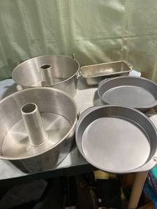 lot 7773 image: assorted cake pans 2) angel food 2) round 1) loaf