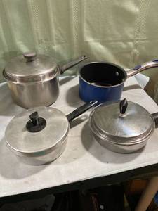 lot 7774 image: 4) small pots good shape