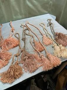 lot 7786 image: 8) curtain, tiebacks, or craft items