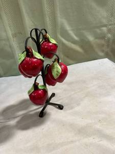 lot 7811 image: 9 14 inch apple tree, it��s salt and pepper shakers