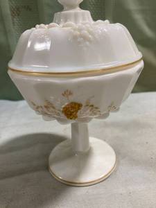 lot 7814 image: 7�� x 4 12�� candy dish