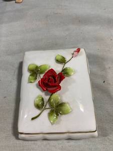 lot 7824 image: 4 34 x 4�� rose trinket box, 2) ceramic small dishes