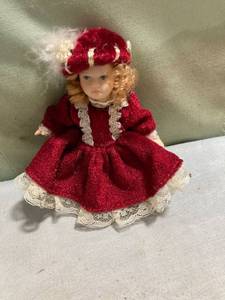 lot 7825 image: 5�� porcelain doll