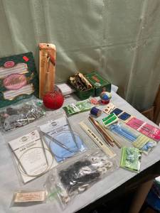 lot 7844 image: miscellaneous sewing stuff, also stuff for singer so I machine
