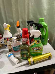 lot 7874 image: 12) different cleaning fix it and stuff