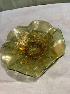 lot 7884 image: 7�� Millersburg glass bowl
