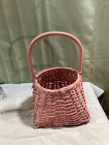 lot 7885 image: 9�� bottom 13 12 top of handle pink basket
