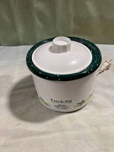 lot 7891 image: Little dipper crockpot, untested, 4 12 inch opening