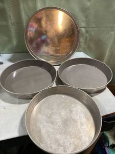 lot 7897 image: 3) 9�� cake pans 1) 10�� cake pan