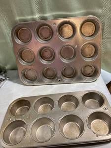 lot 7902 image: 2) cupcake pans 1) 12. 1) 8