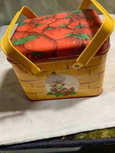 lot 7921 image: 6�� x 5�� x 4 12�� strawberry shortcake Tin