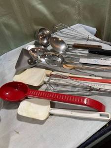lot 7930 image: Miscellaneous kitchen utensils