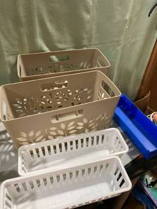 lot 7937 image: 2) 11 12�� x 6�� plastic baskets 3) Small Basket