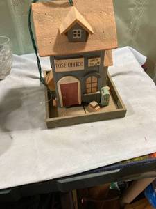 lot 7948 image: 9 34�� x 7 34�� x 7 34�� Post Office birdhouse