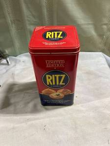 lot 7952 image: 8 34�� x 4 12�� Ritz cracker tin, 1987